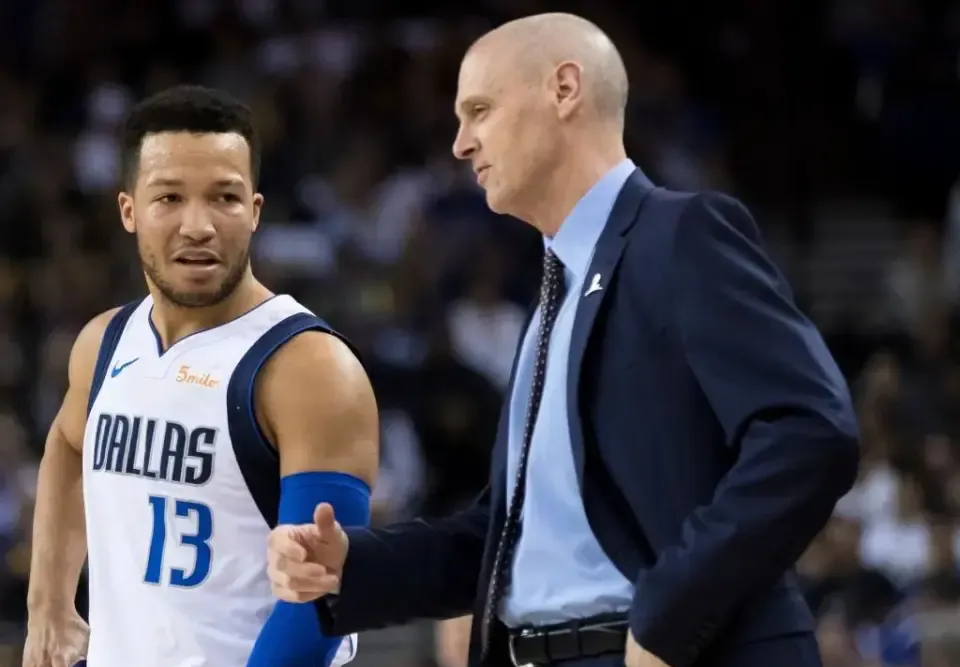 包含冲刺阶段突围战来临，达拉斯独行侠围绕荷甲主帅复盘，球迷炸锅，身体对抗强度拉满的词条